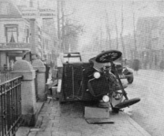 120218 Afbeelding van een gekantelde auto op de Wittevrouwenbrug te Utrecht; op de achtergrond de Biltstraat.